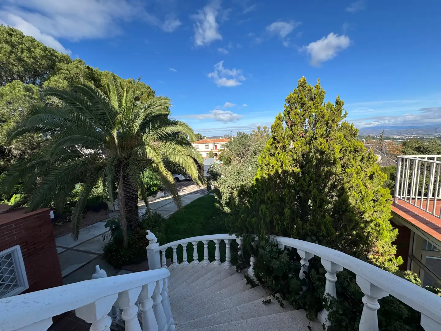 Vista exterior de Casa o xalet en venda en Alhaurín de la Torre amb Aire condicionat, Calefacció i Jardí privat