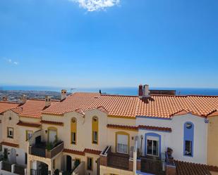 Vista exterior de Casa adosada en venda en Benalmádena amb Aire condicionat, Calefacció i Jardí privat