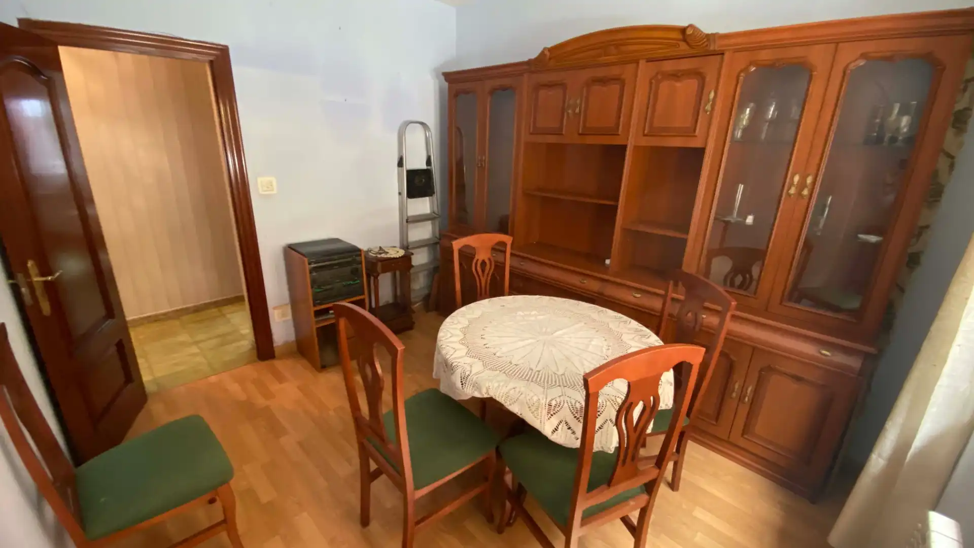 Comedor de Piso de alquiler en San Martín del Rey Aurelio con Calefacción, Amueblado y Horno
