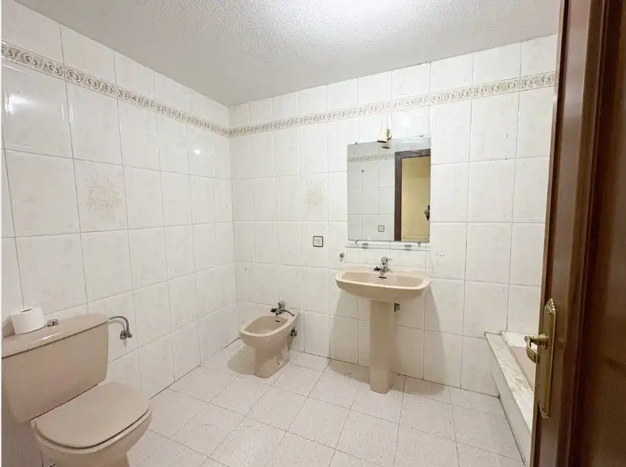 Badezimmer von Wohnung zum Verkauf in Salamanca mit Heizung, Parkett und Terrasse