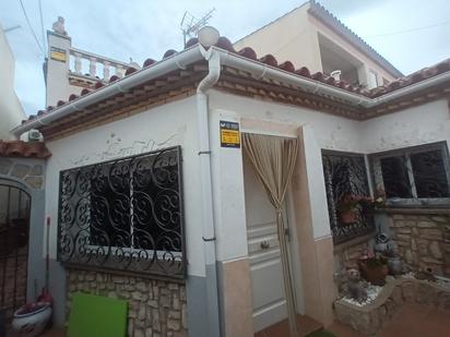 Vista exterior de Casa o xalet en venda en Mont-roig del Camp amb Aire condicionat, Calefacció i Jardí privat