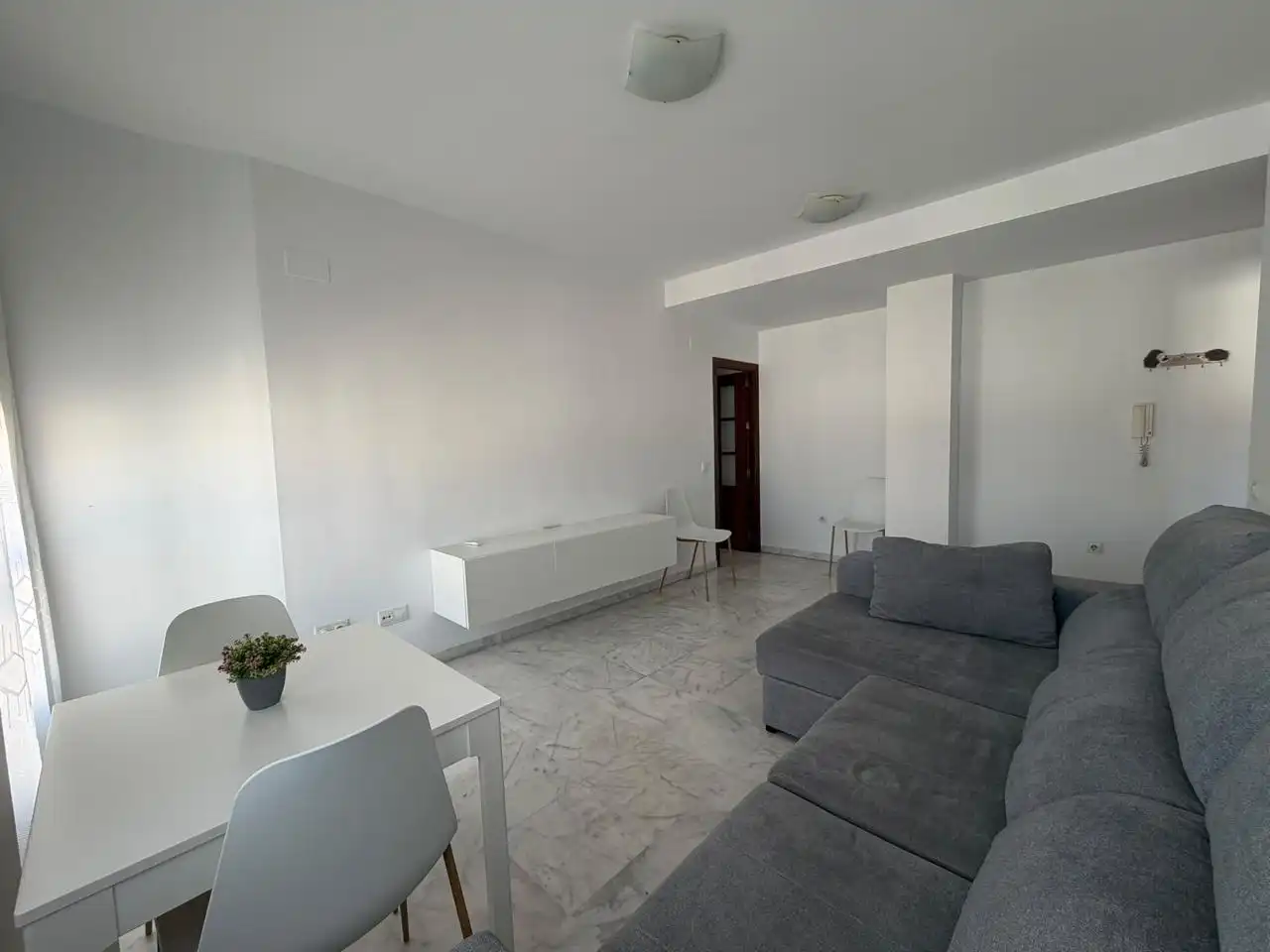Sala d'estar de Pis de lloguer en Alcalá de Guadaira amb Aire condicionat, Moblat i Balcó