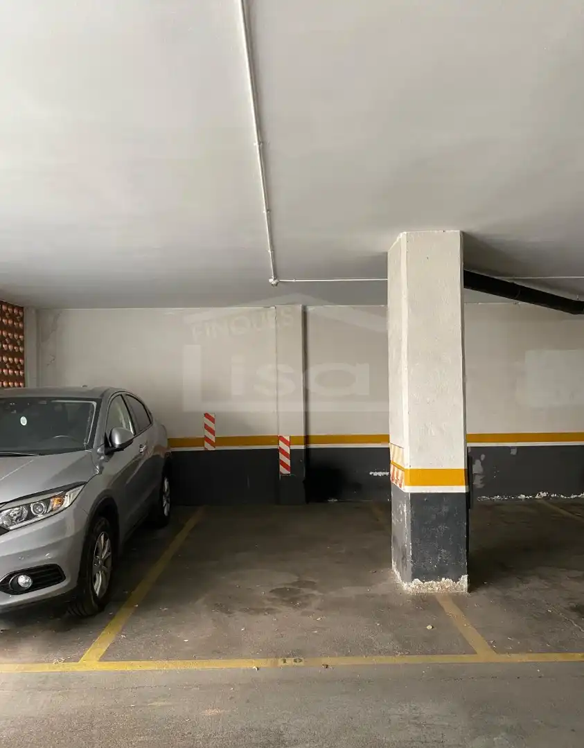 Einzelparkplatz zum Verkauf in Carrer de Còrsega