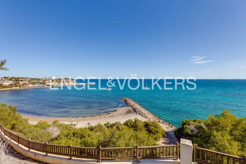 Vista exterior de Casa o xalet en venda en Orihuela amb Aire condicionat, Calefacció i Jardí privat