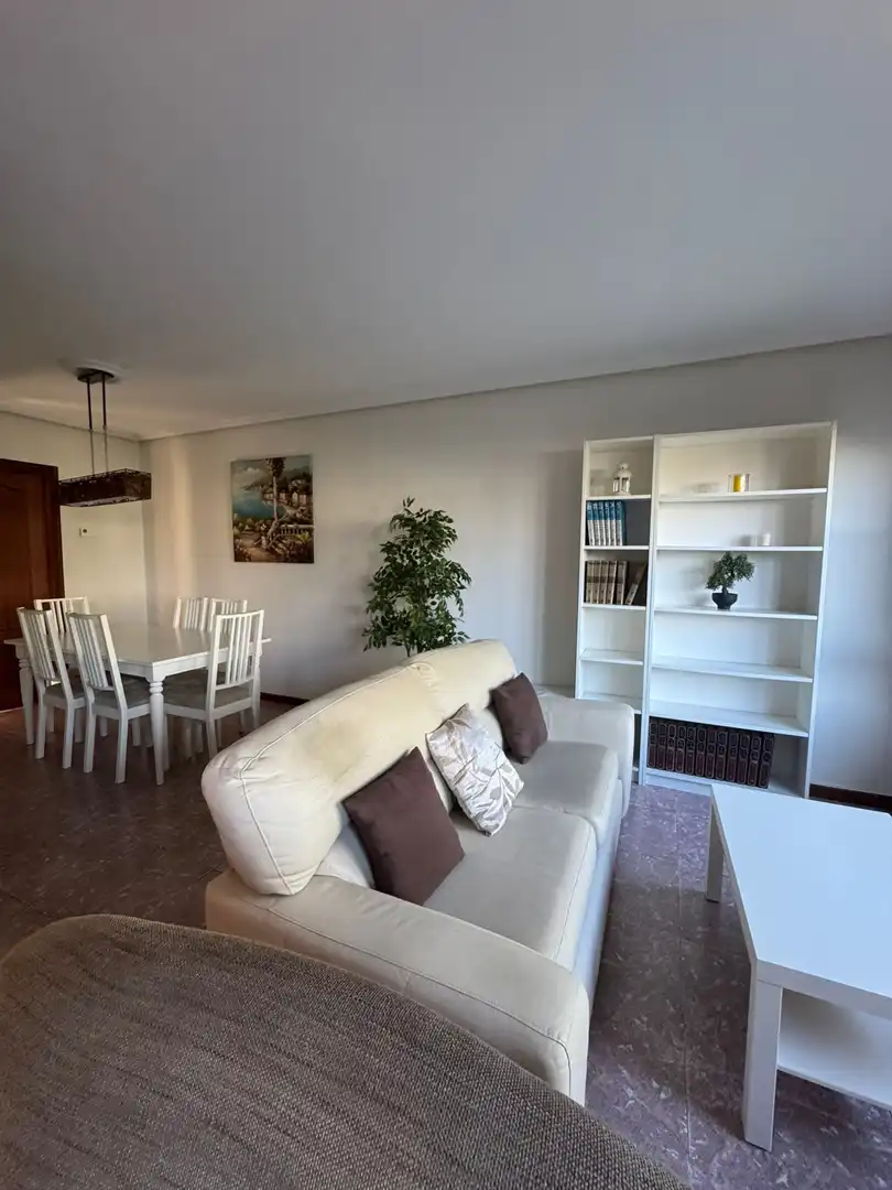 Sala d'estar de Casa adosada en venda en Polanco amb Calefacció, Jardí privat i Parquet