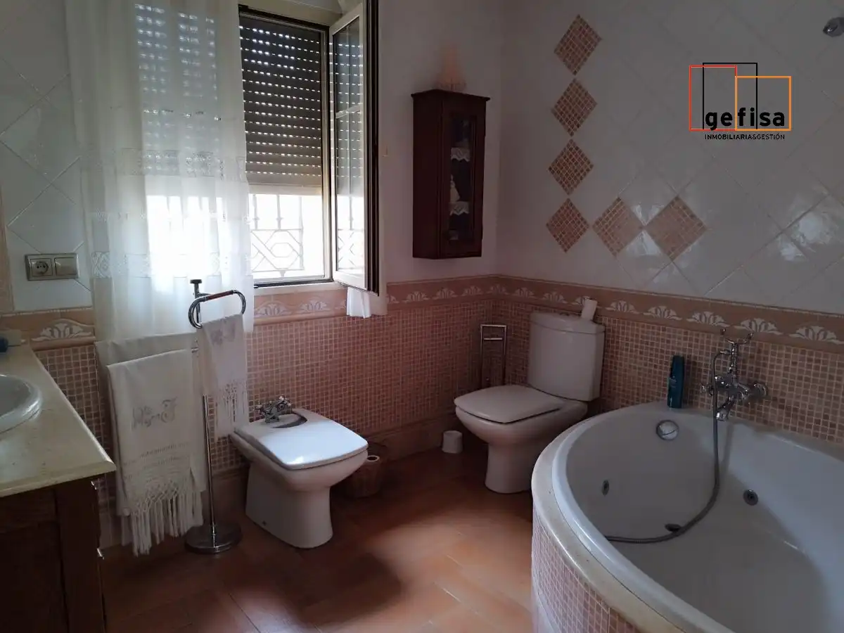 Baño de Casa o chalet en venta en Valdepeñas con Calefacción, Trastero y Piscina