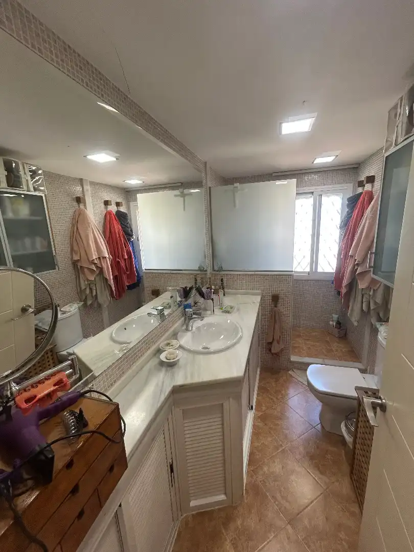 Badezimmer von Einfamilien-Reihenhaus zum Verkauf in Alhaurín de la Torre mit Klimaanlage, Privatgarten und Terrasse