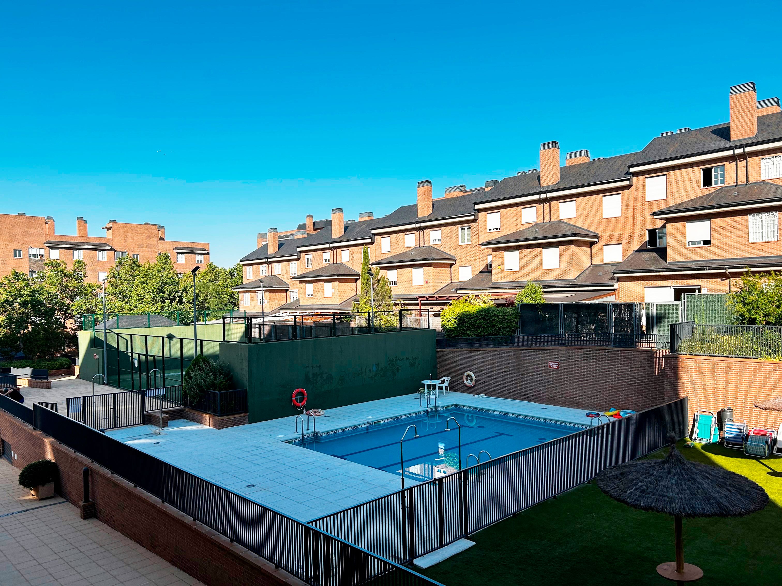 Swimming pool of Flat for sale in San Sebastián de los Reyes  with Air Conditioner, Heating and Private garden