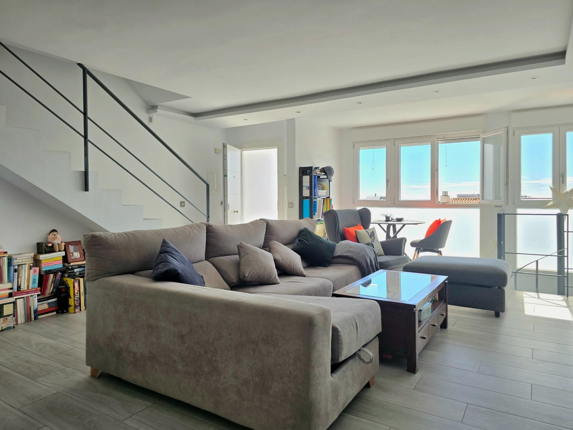 Sala d'estar de Casa adosada en venda en Benalmádena amb Aire condicionat, Terrassa i Traster