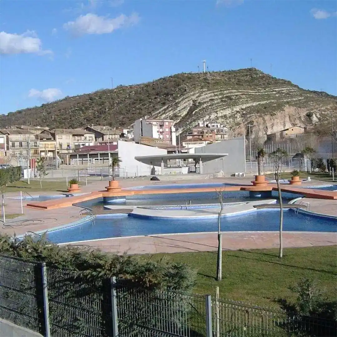 Piscina de Pis de lloguer en Sanaüja amb Moblat, Rentadora i Microones