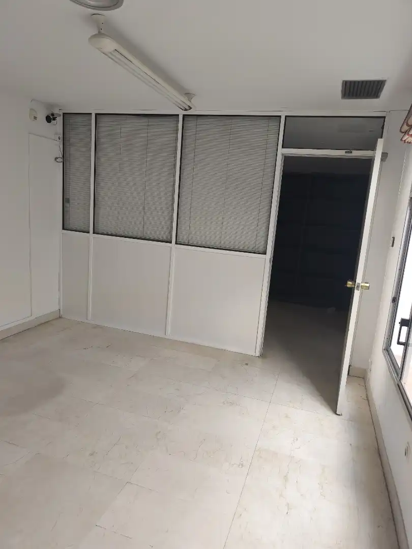 Oficina de alquiler en Bellavista - La Palmera