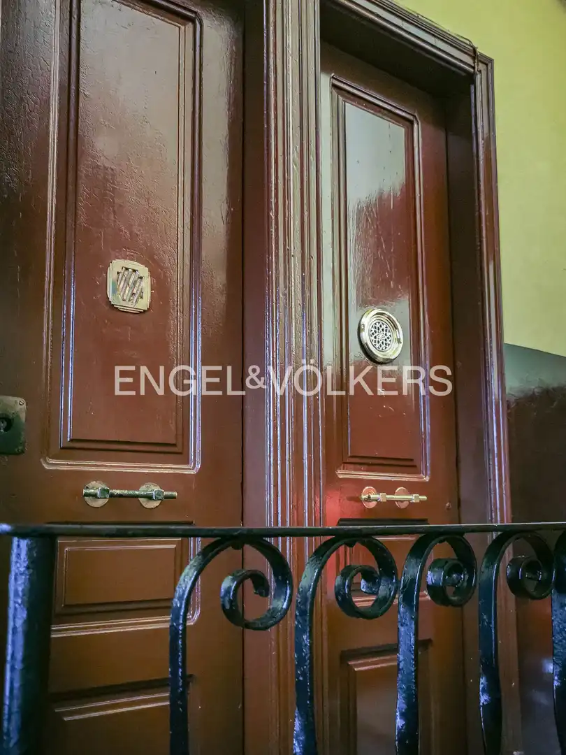 Piso en venta en Barcelona con Calefacción, Terraza y Balcón