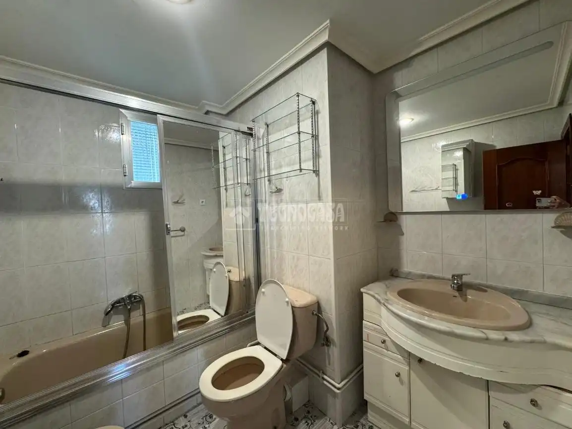 Bathroom of Flat for sale in Alcalá de Henares  with Heating
