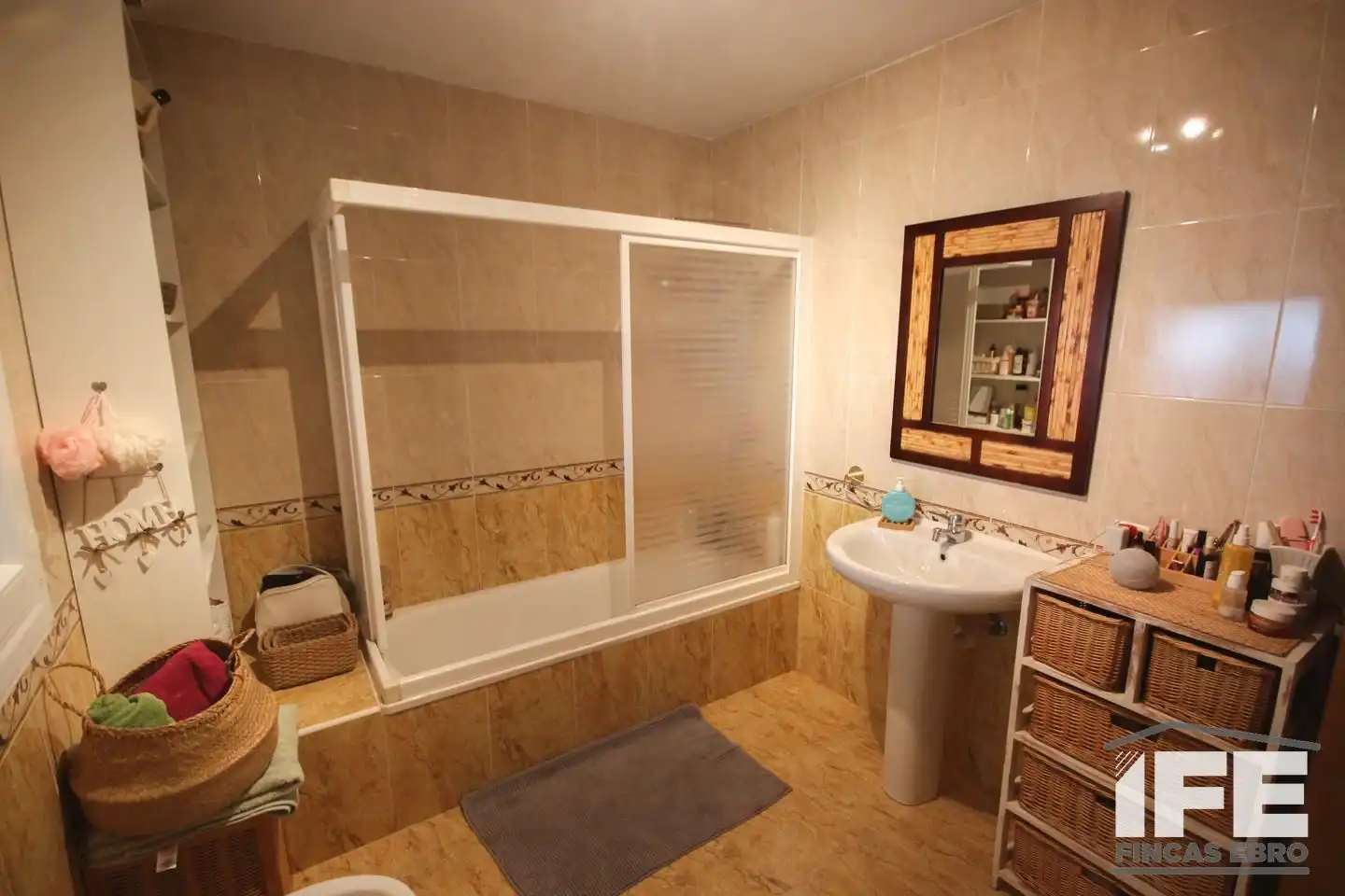 Badezimmer von Einfamilien-Reihenhaus zum Verkauf in Castejón (Navarra) mit Klimaanlage, Heizung und Privatgarten