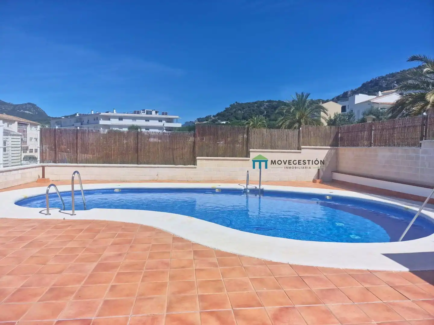 Piscina de Pis en venda en Ubrique amb Piscina comunitària