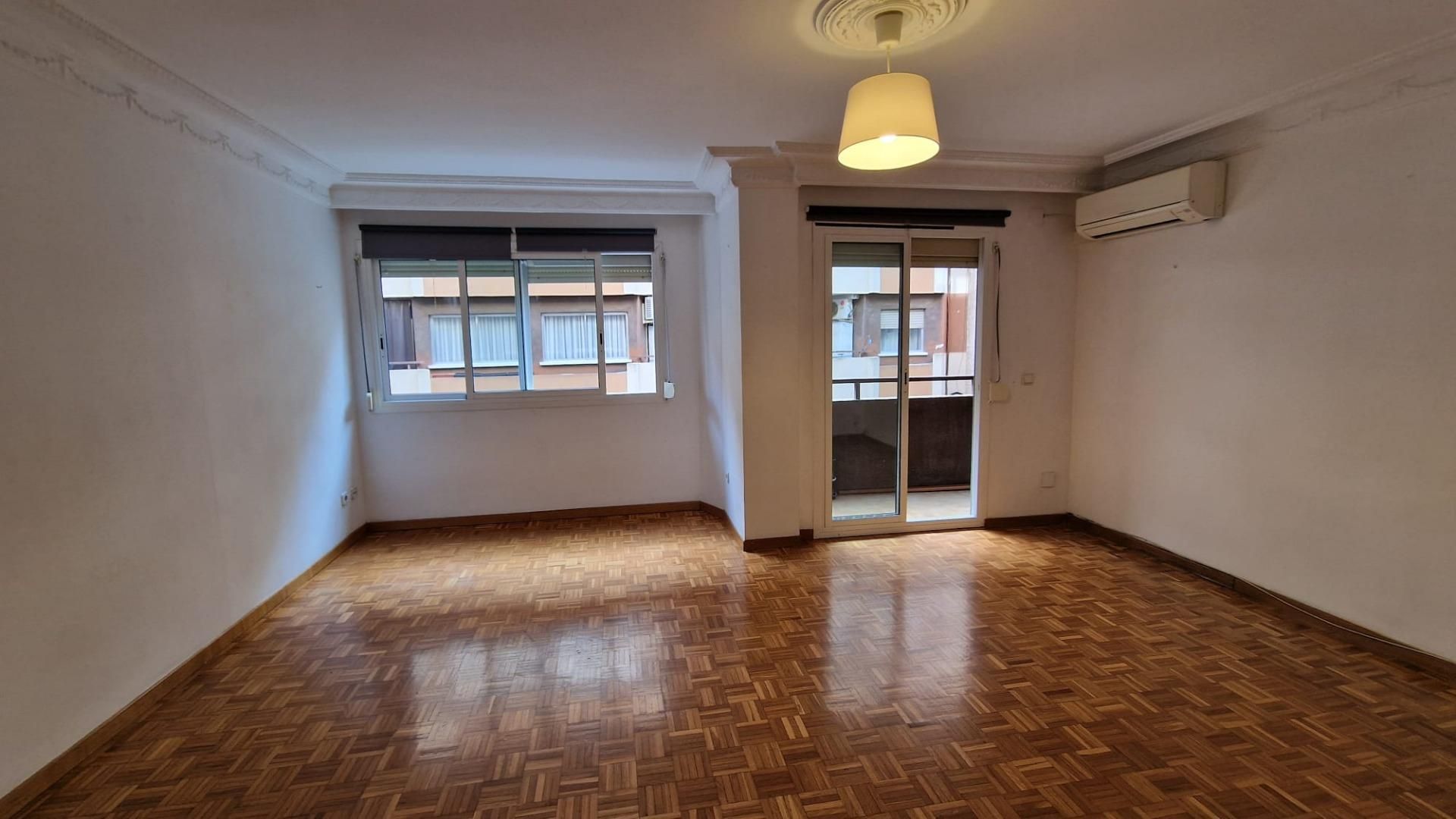 Sala d'estar de Pis de lloguer en  Valencia Capital amb Aire condicionat, Parquet i Balcó