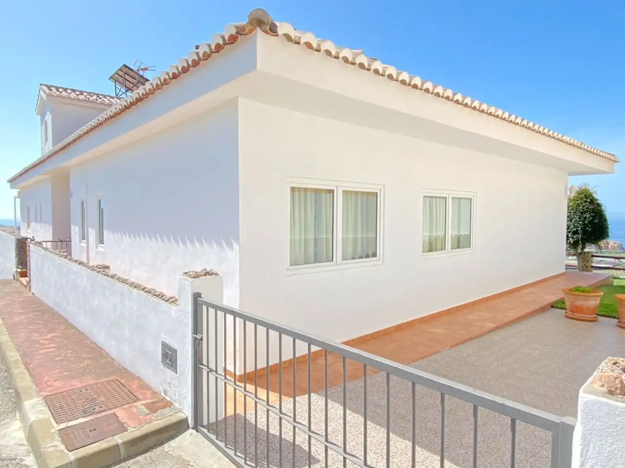 Vista exterior de Casa o xalet en venda en Torrox amb Aire condicionat, Jardí privat i Traster