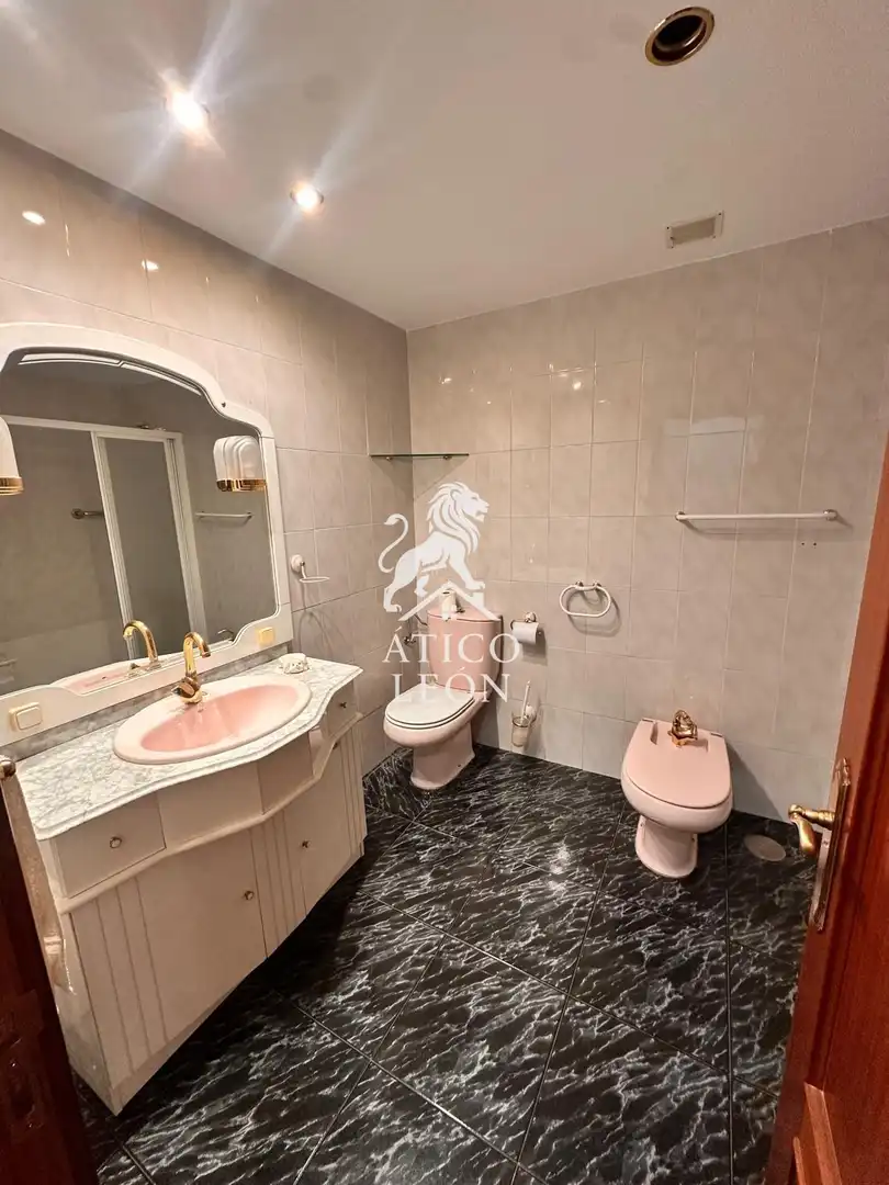 Baño de Casa o chalet en venta en León Capital  con Calefacción, Terraza y Trastero