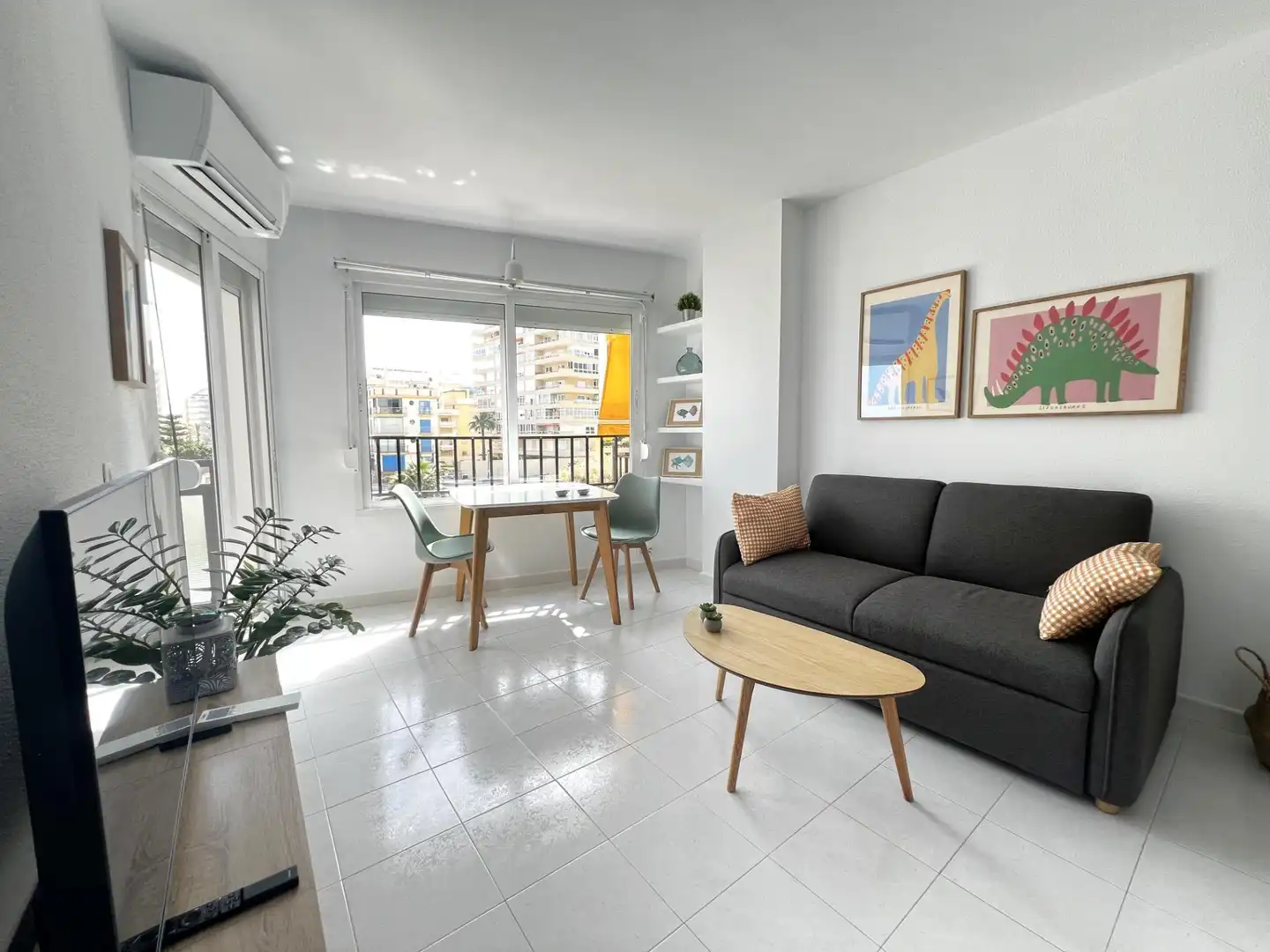 Sala d'estar de Apartament de lloguer en Fuengirola amb Aire condicionat, Calefacció i Jardí privat