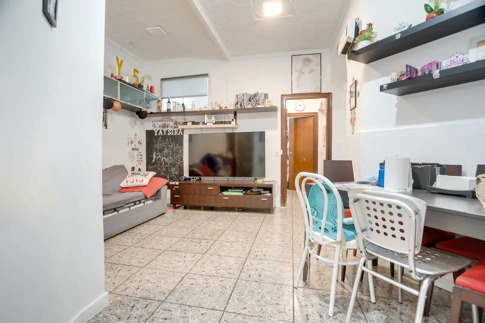 Sala d'estar de Local en venda en L'Hospitalet de Llobregat amb Moblat