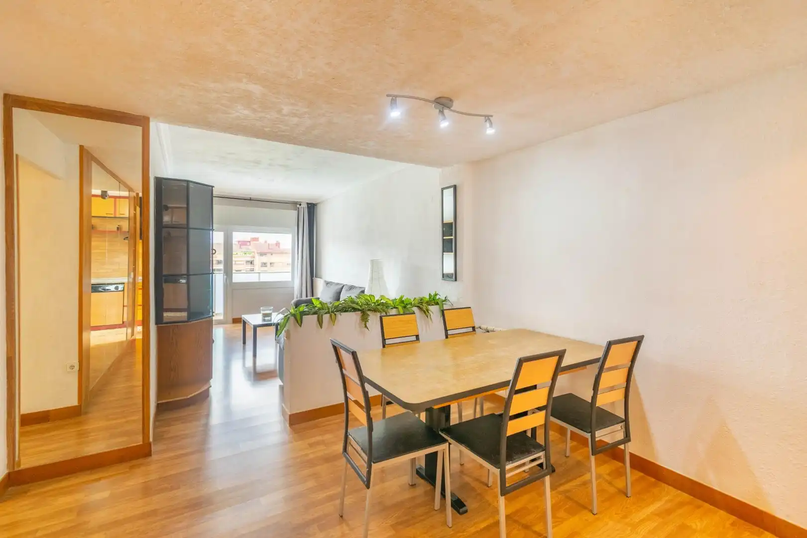 Comedor de Piso en venta en  Pamplona / Iruña con Calefacción, Amueblado y Balcón
