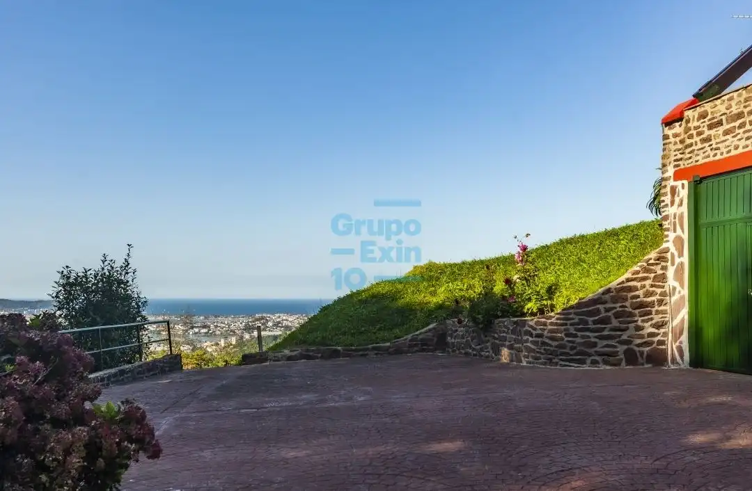 Vista exterior de Casa o xalet en venda en Irun  amb Calefacció i Jardí privat