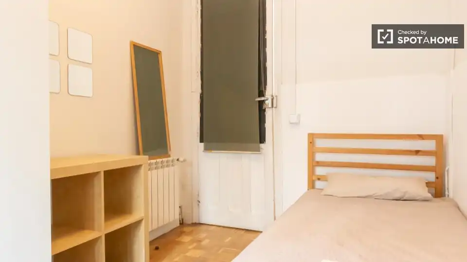 Bedroom of Flat for rent in Madrid  with Air Conditioner, Heating and Furnished