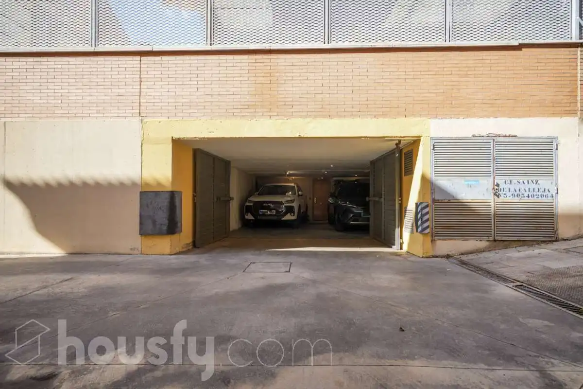 Parking de Casa adosada en venta en Madrid con Aire acondicionado, Calefacción y Jardín privado