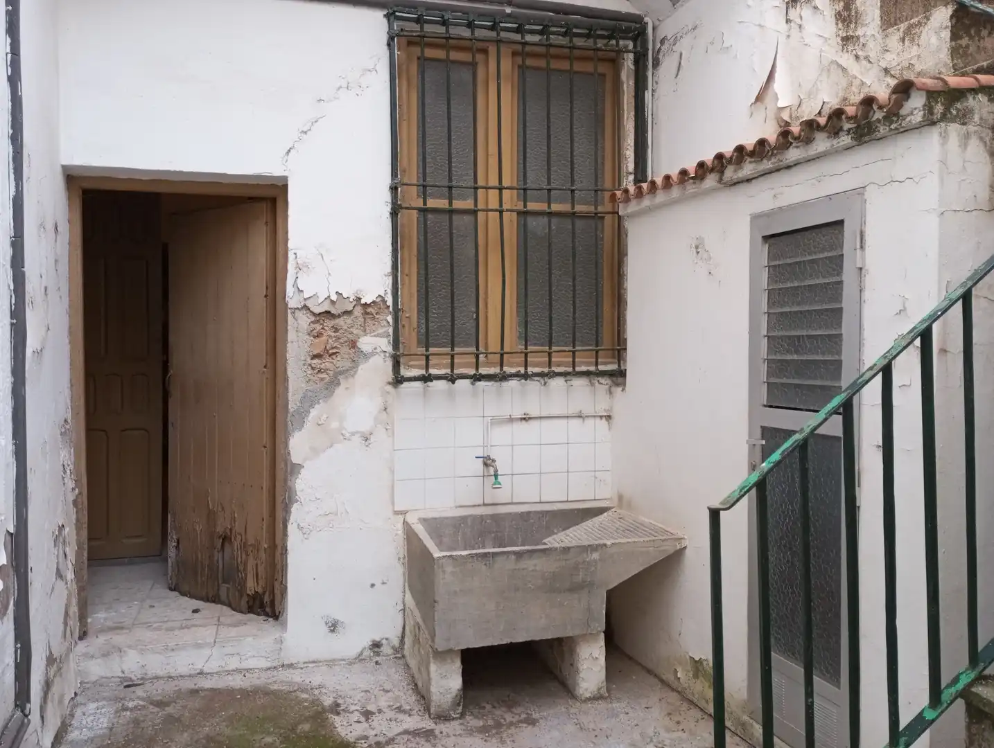 Vista exterior de Edificio en venta en Baza