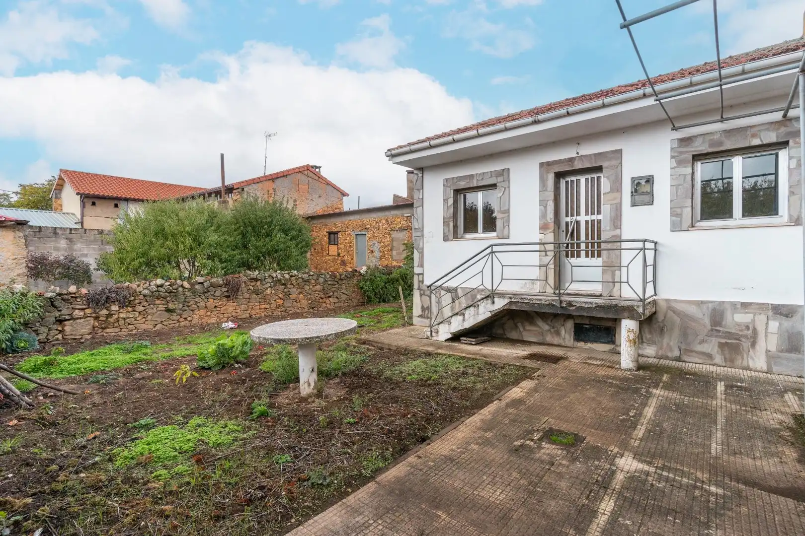 Exterior view of Houses for sale in Castrocontrigo  with Private garden, Terrace and Furnished