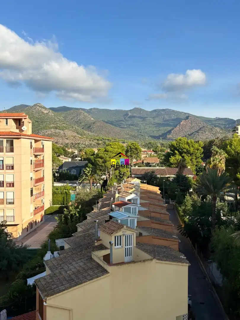 Vista exterior de Apartament en venda en Benicasim / Benicàssim amb Aire condicionat, Jardí privat i Moblat