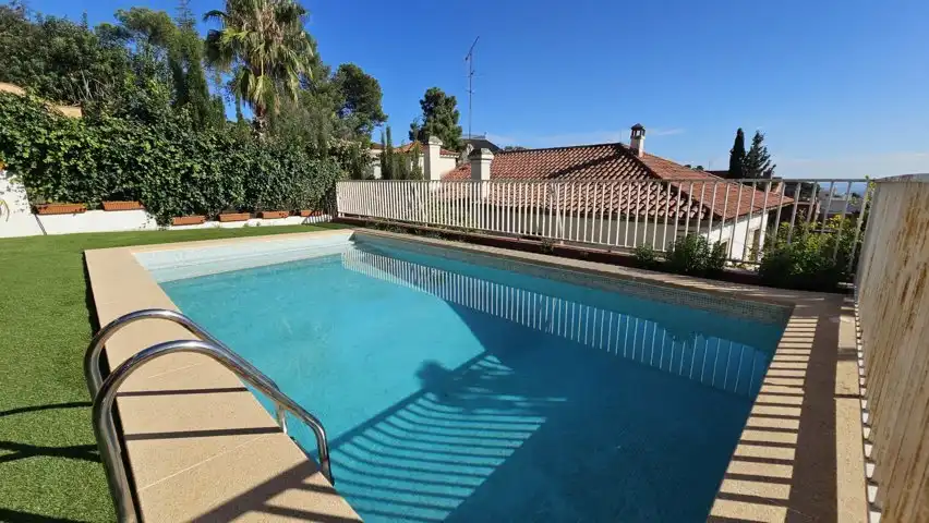 Piscina de Casa o xalet en venda en Barcelona amb Aire condicionat, Calefacció i Jardí privat