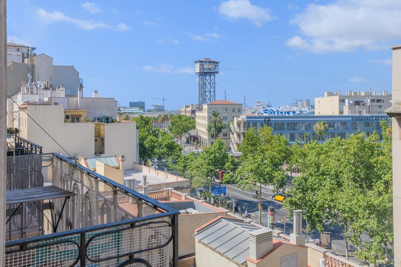 Vista exterior de Pis en venda en  Barcelona Capital amb Aire condicionat, Parquet i Balcó