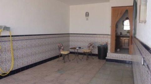 Casa con una superficie de 140 m2 consta de 4 dormitorios, 2 baños, cocina, salón, patio terraza y porche , la casa está muy bien 