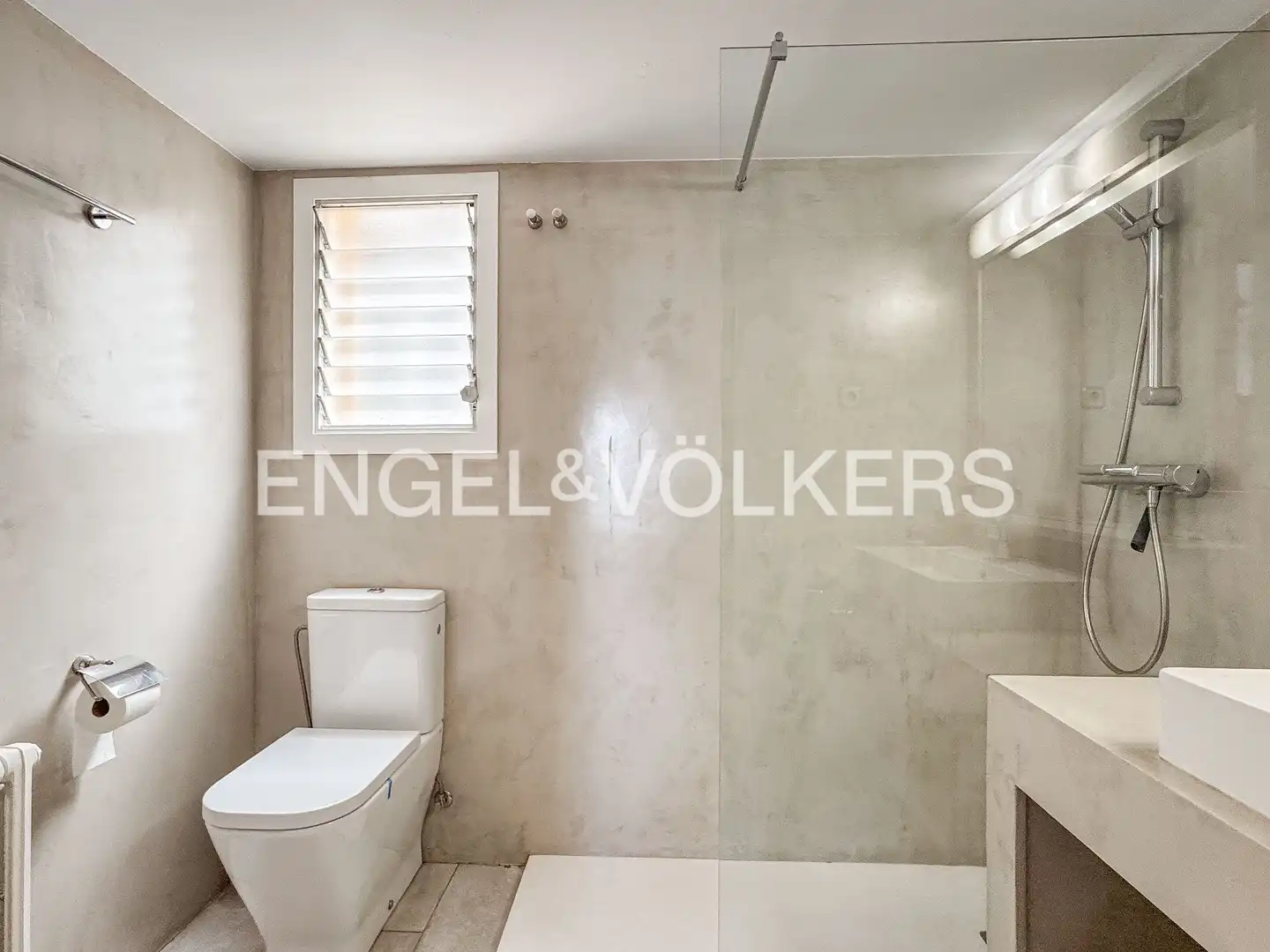Baño de Ático de alquiler en Barcelona con Aire acondicionado, Calefacción y Parquet