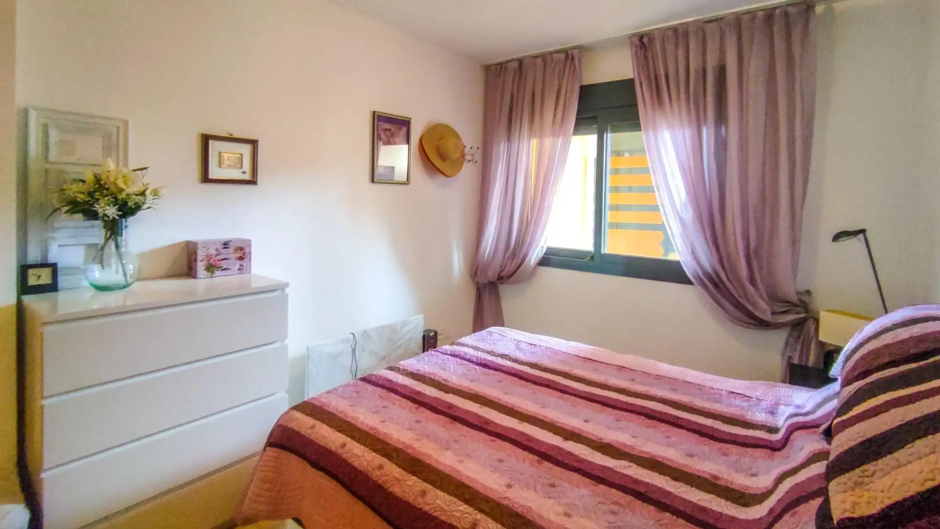 Dormitori de Apartament en venda en Villajoyosa / La Vila Joiosa amb Aire condicionat, Moblat i Piscina comunitària