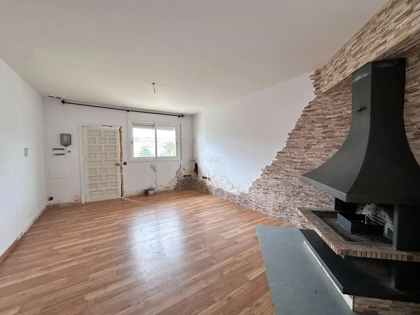 Sala de estar de Casa o chalet en venta en La Bisbal del Penedès con Parquet