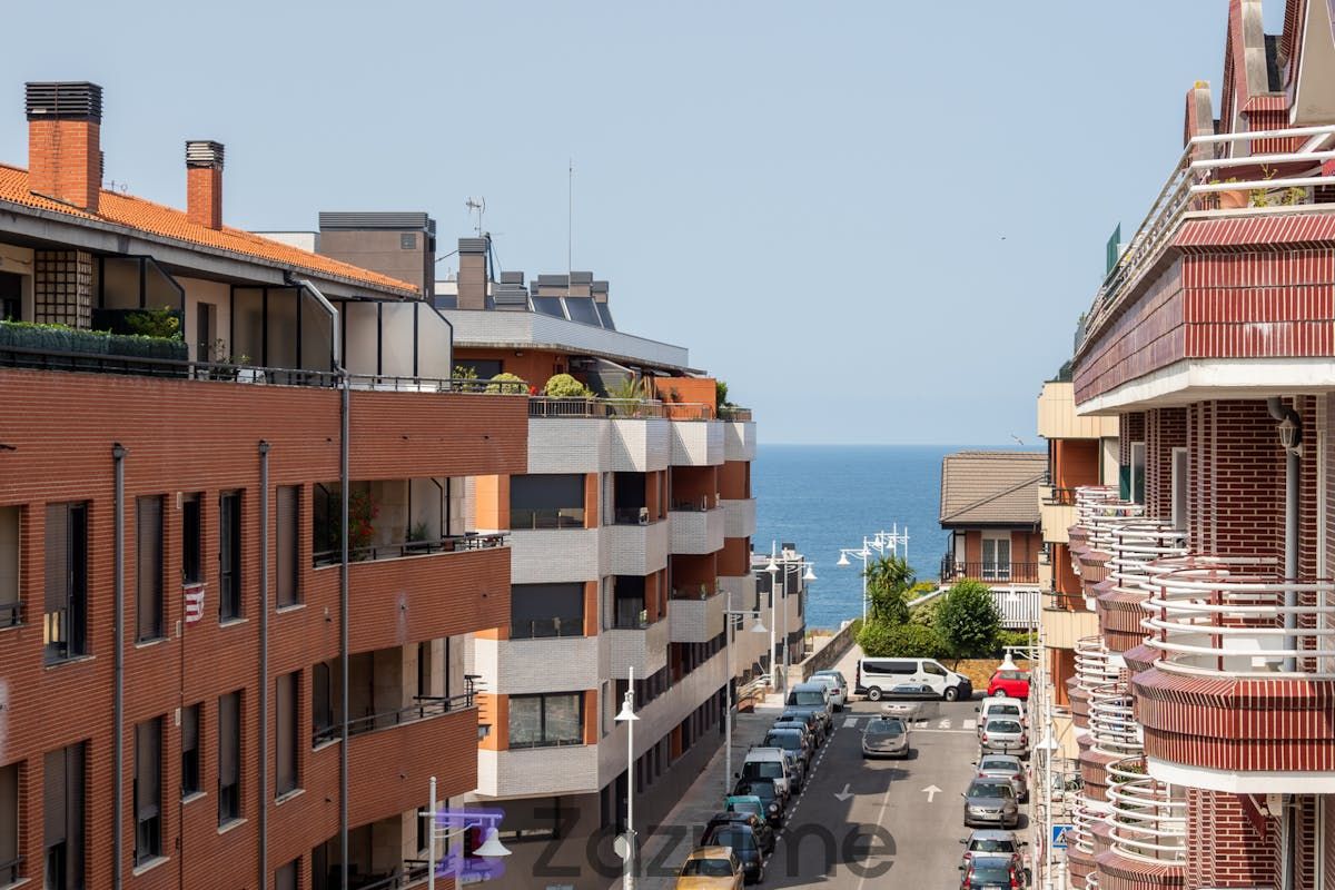 Vista exterior de Pis de lloguer en Castro-Urdiales amb Calefacció, Parquet i Terrassa