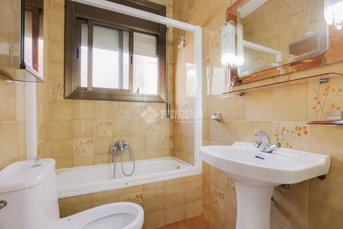 Baño de Casa adosada en venta en Montcada i Reixac con Calefacción y Balcón