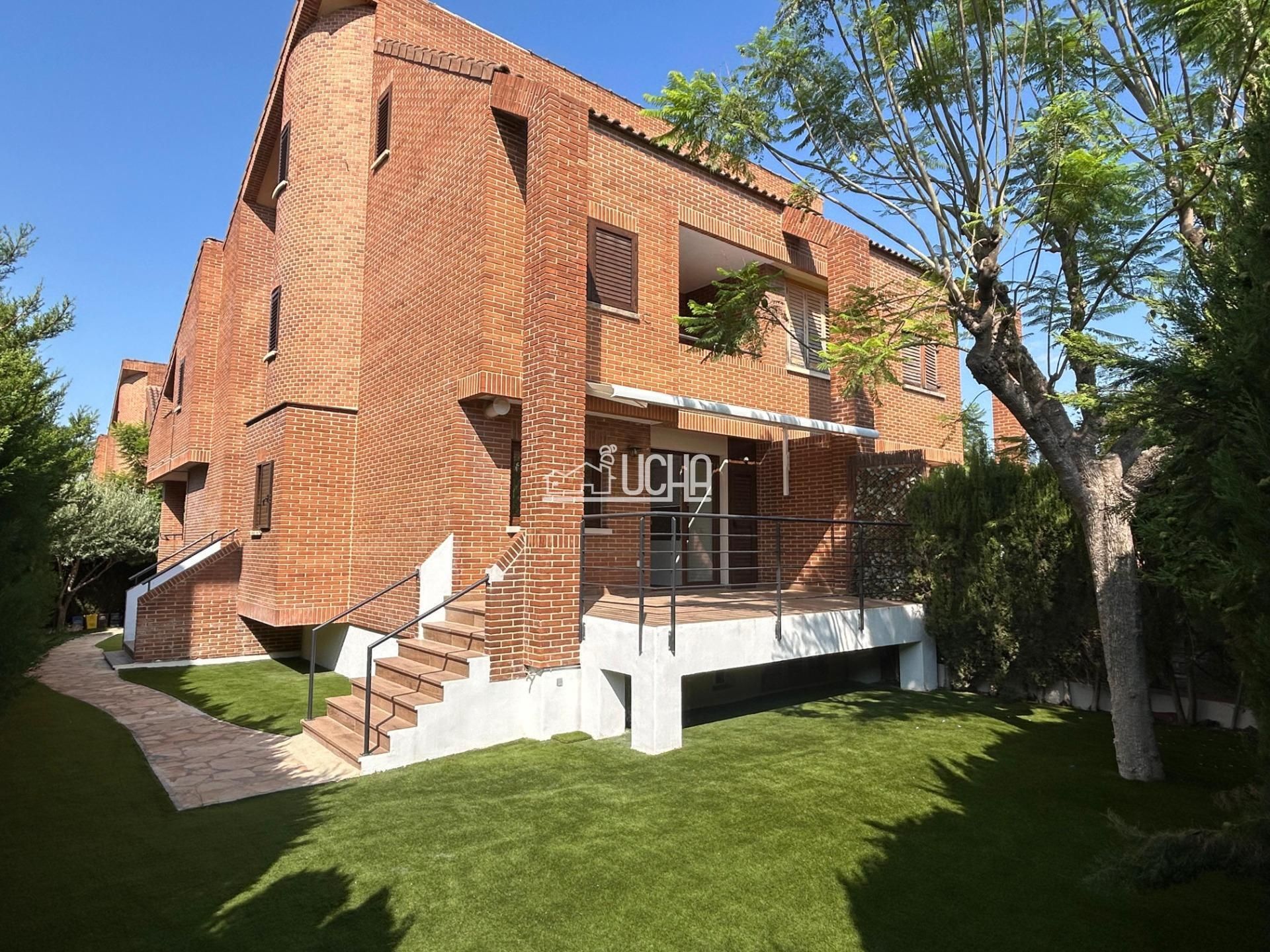 Vista exterior de Casa adosada de lloguer en Bétera amb Aire condicionat, Calefacció i Jardí privat