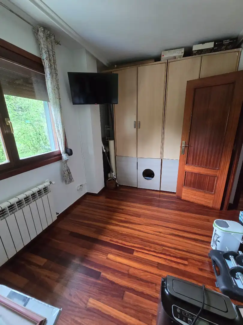 Schlafzimmer von Einfamilien-Reihenhaus zum Verkauf in Castro-Urdiales mit Heizung, Privatgarten und Parkett