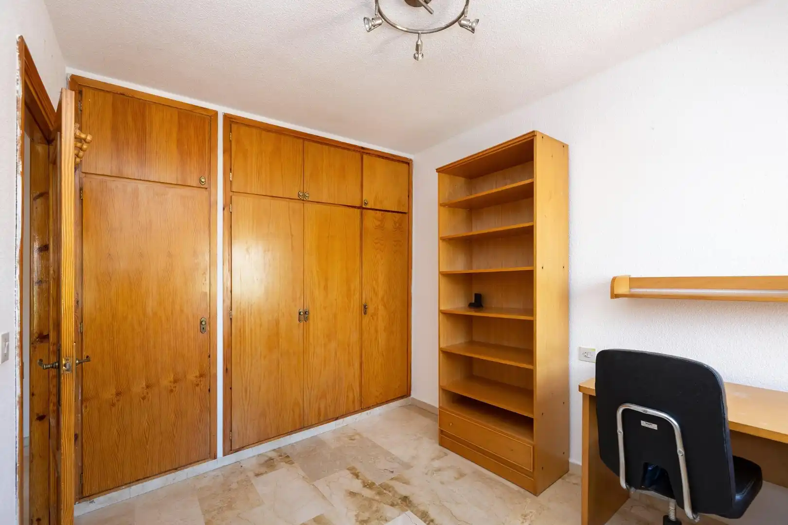 Habitación de Casa adosada en venta en Granada con Calefacción, Jardín privado y Terraza