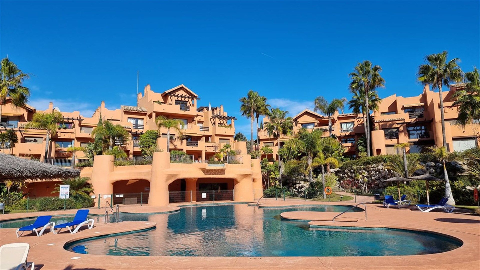 Vista exterior de Apartament en venda en Estepona amb Aire condicionat i Terrassa