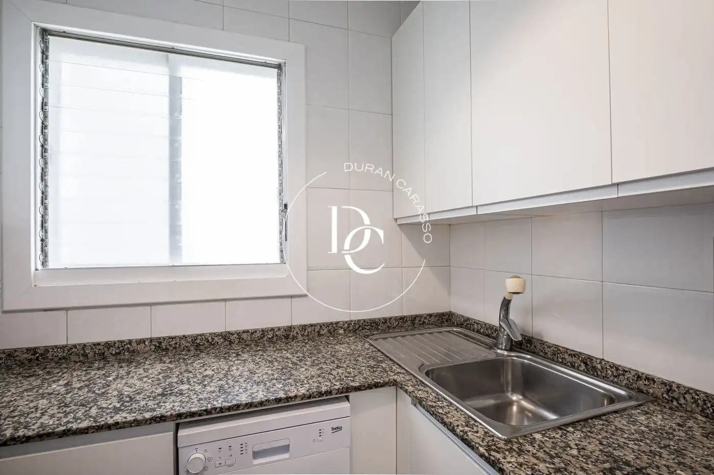 Küche von Wohnung zum Verkauf in Sitges mit Klimaanlage, Heizung und Privatgarten