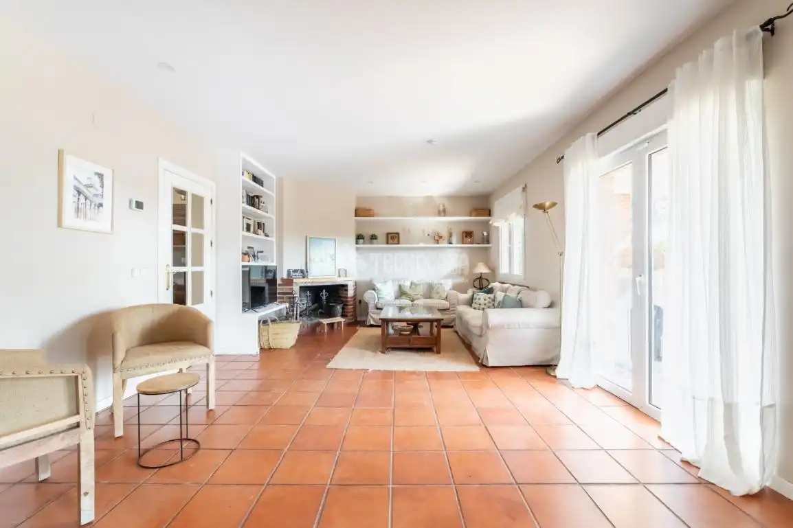Sala d'estar de Casa o xalet en venda en Torrelodones amb Calefacció, Jardí privat i Terrassa