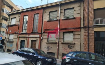 Vista exterior de Casa o xalet en venda en León Capital  amb Calefacció