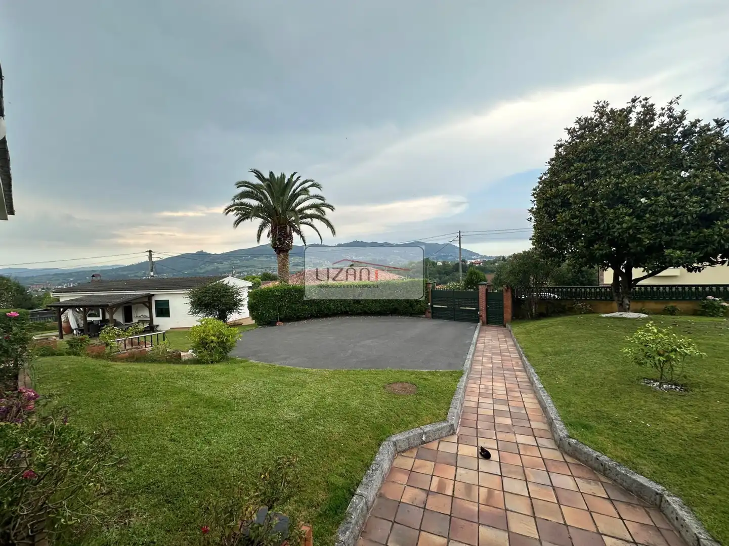 Vista exterior de Casa o xalet en venda en Oviedo  amb Calefacció, Jardí privat i Terrassa