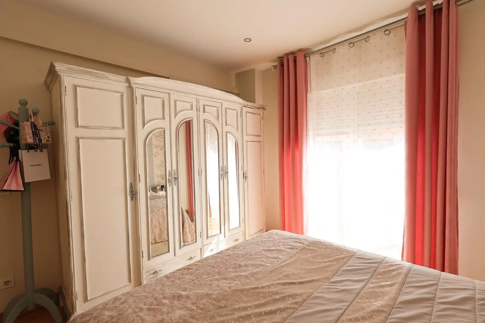 Habitación de Casa adosada en venta en Cúllar Vega con Aire acondicionado y Amueblado