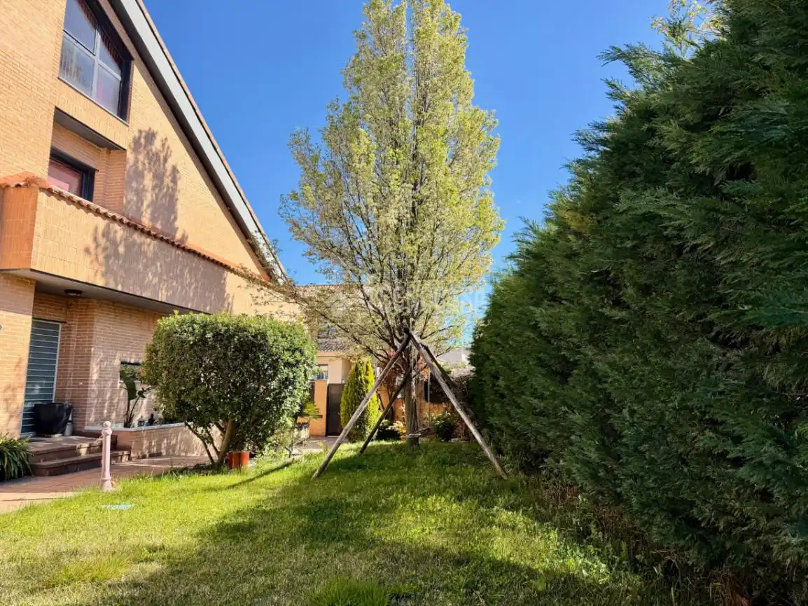 Jardí de Casa adosada en venda en Villanueva de la Cañada amb Aire condicionat, Calefacció i Jardí privat