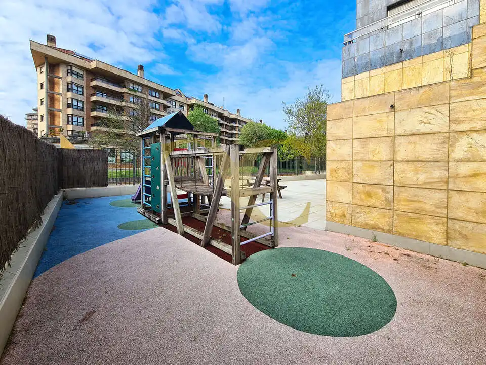 Terrassa de Pis en venda en Gijón  amb Calefacció, Terrassa i Traster